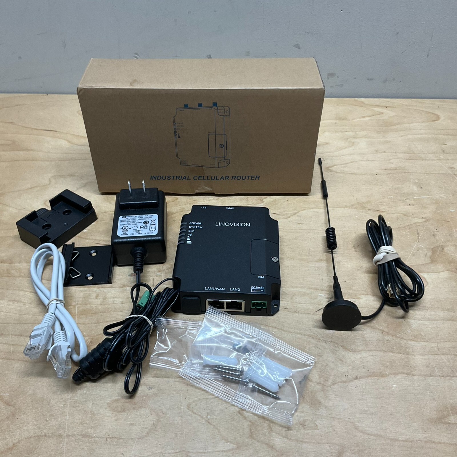 Linovision IOT-R32L Black LTE 48V DC 2 LAN Port Industrial Cellular Router Used