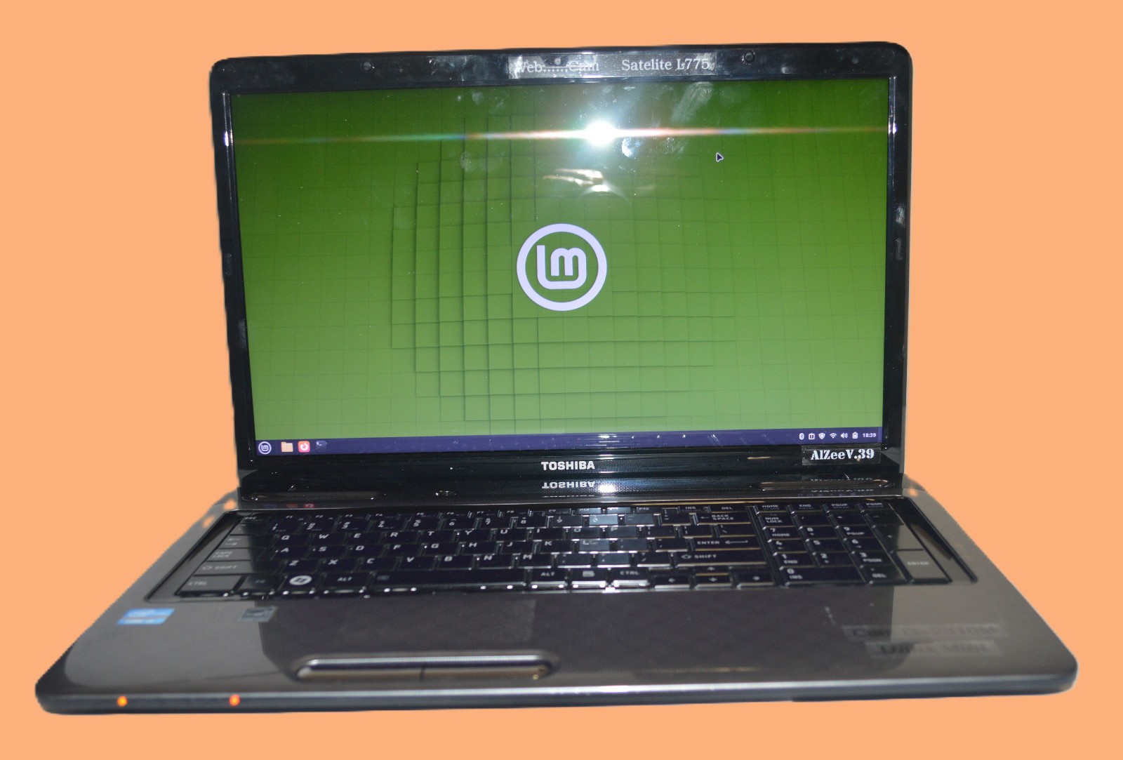 Toshiba Satellite L775:17.3",Linux-Mint,i3@2.1Ghz,8Gb-RAM,512GB-SSD,USB,WiFi,Bt