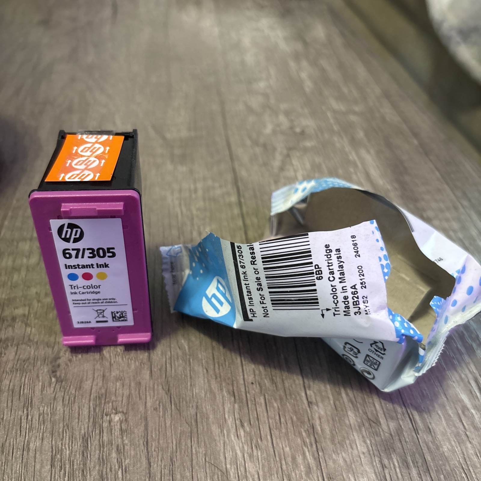HP 67/305 Tri-Color Ink Cartridge for Printing