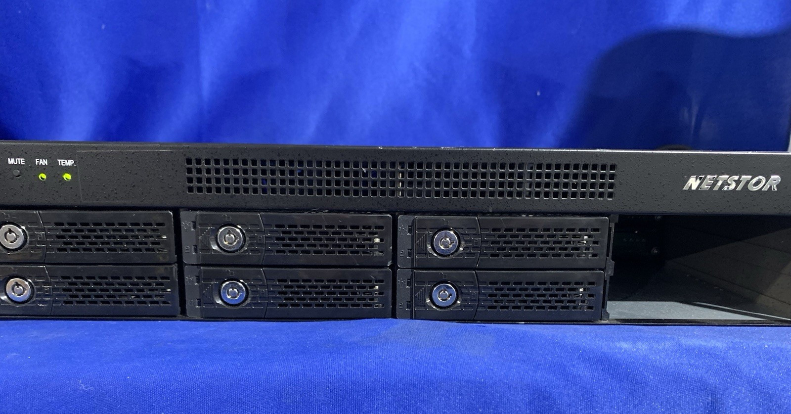 NetStore NA341A 2U 8-bay SAS (Host) to SAS/SATA (Disk) JBOD -Missing HDD/Caddies