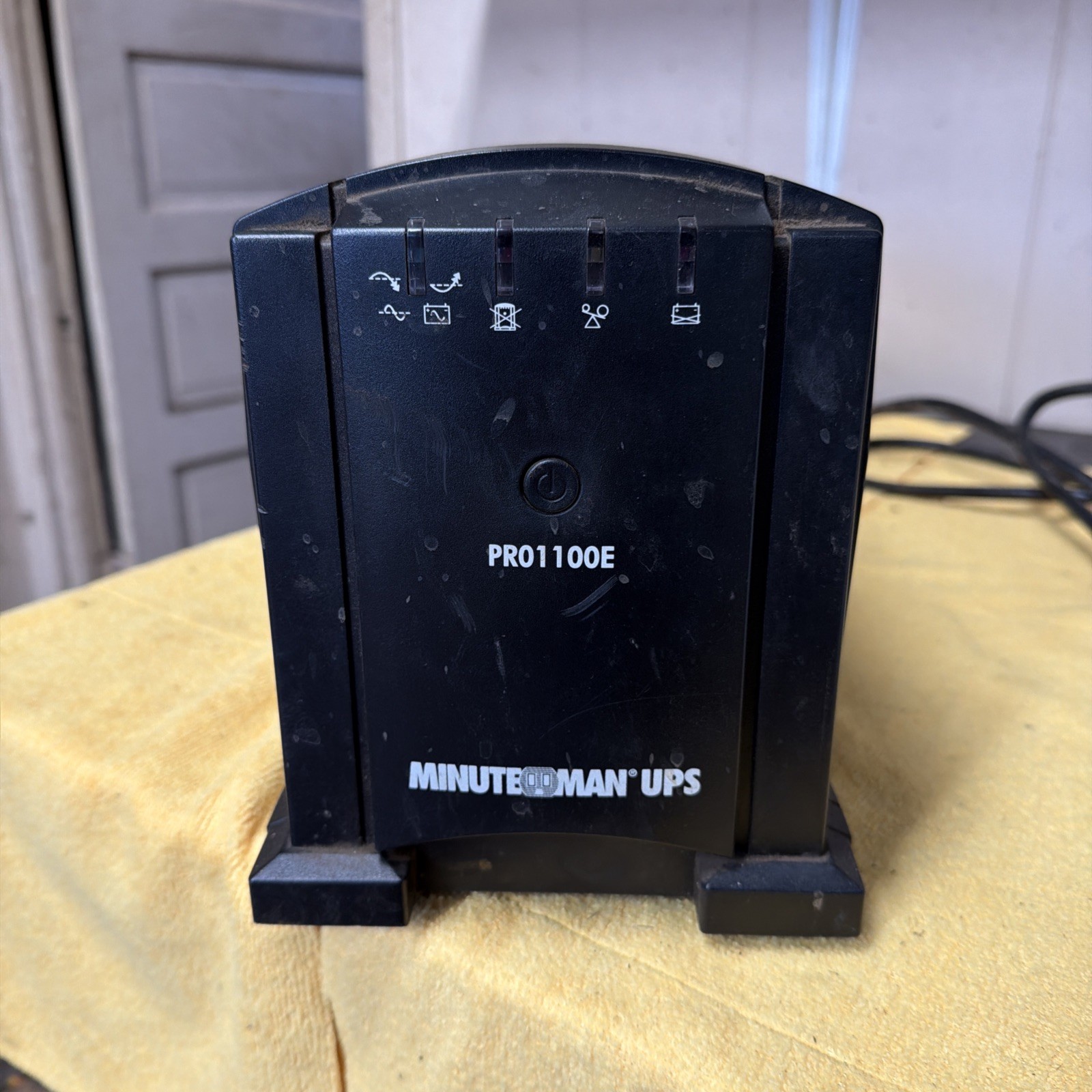Minuteman PRO1100E Line Interactive Rack Tower UPS working but needs new battery