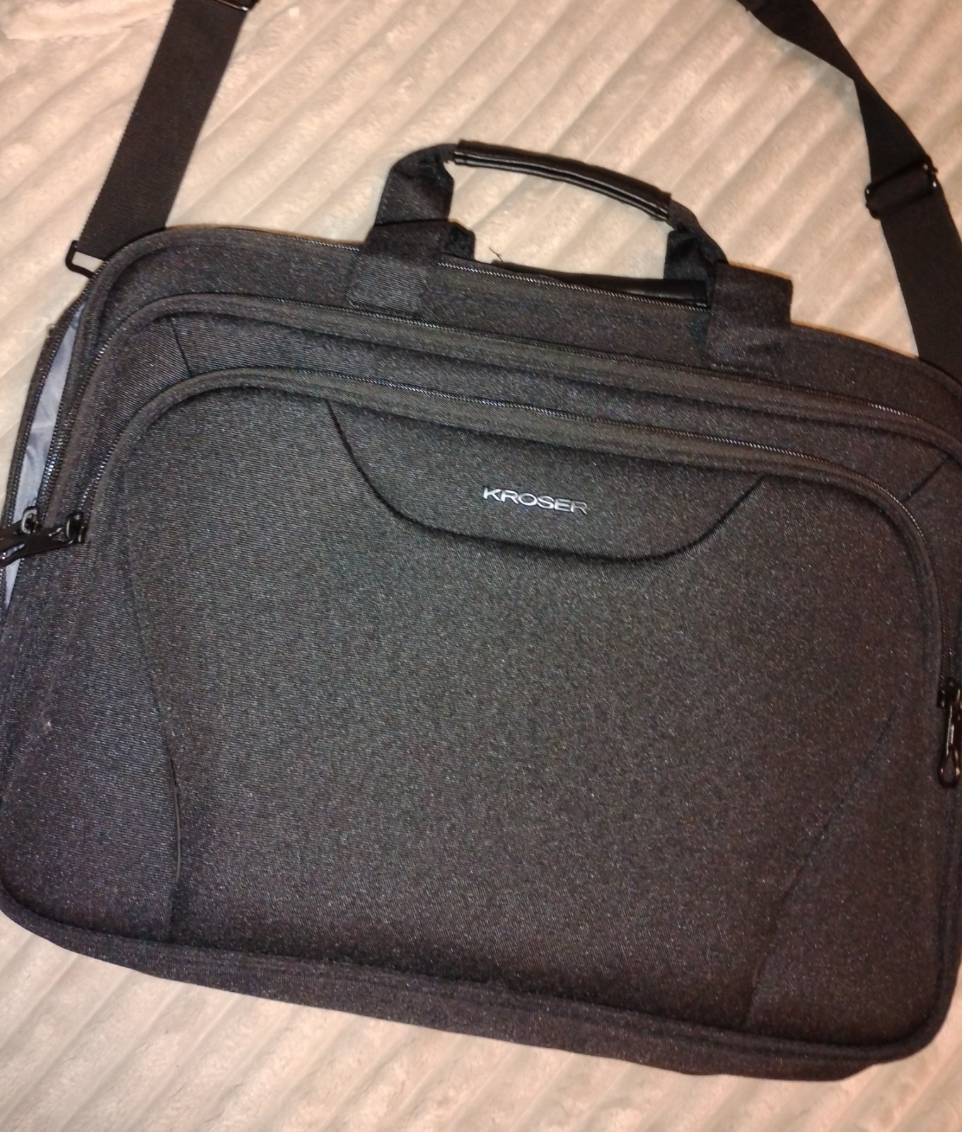 KROSER Black Padded Polyester Shoulder/Messenger Bag for 15 in Laptop, Zipper