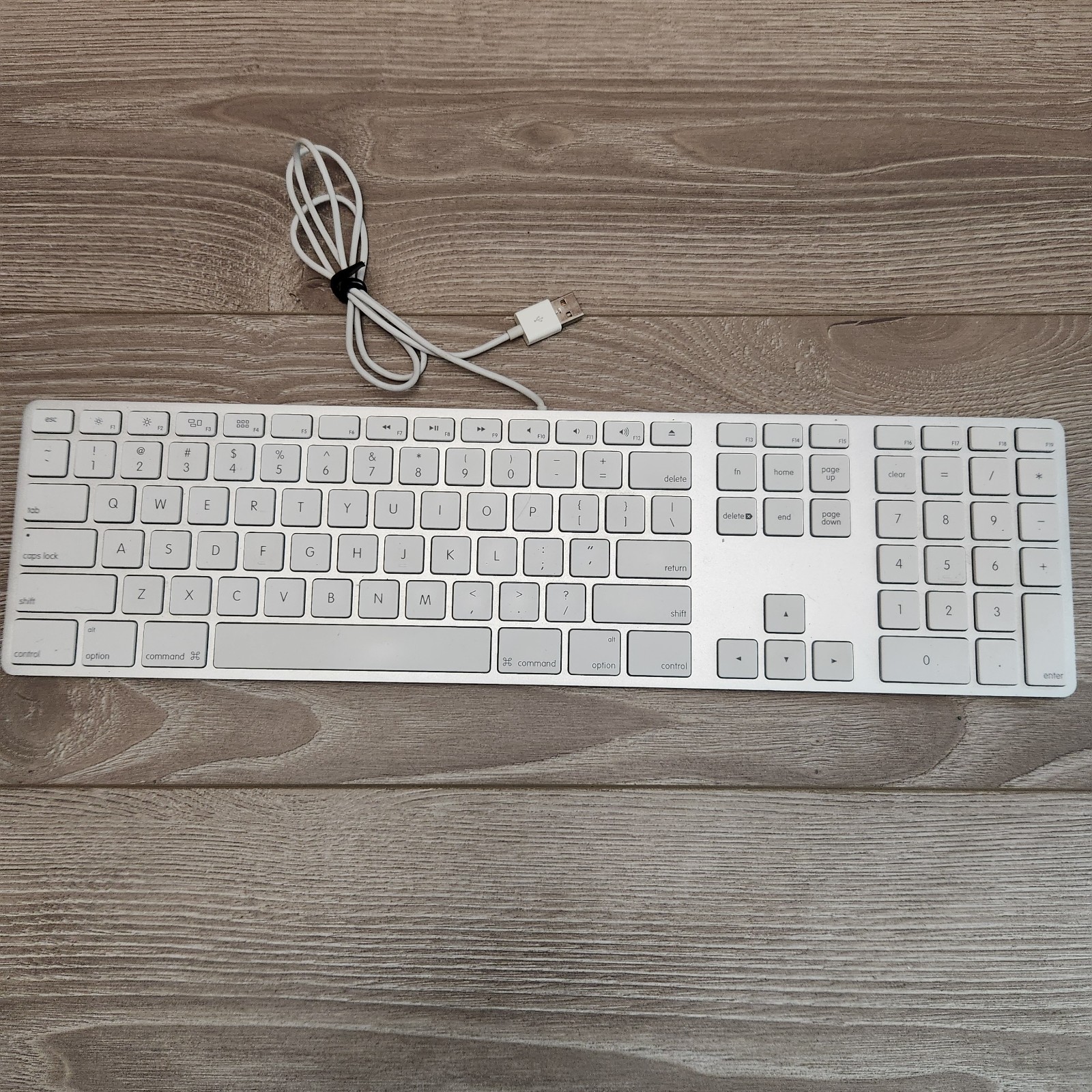 Apple Keyboard with Numeric Keypad A1243  Silver - Used great & working