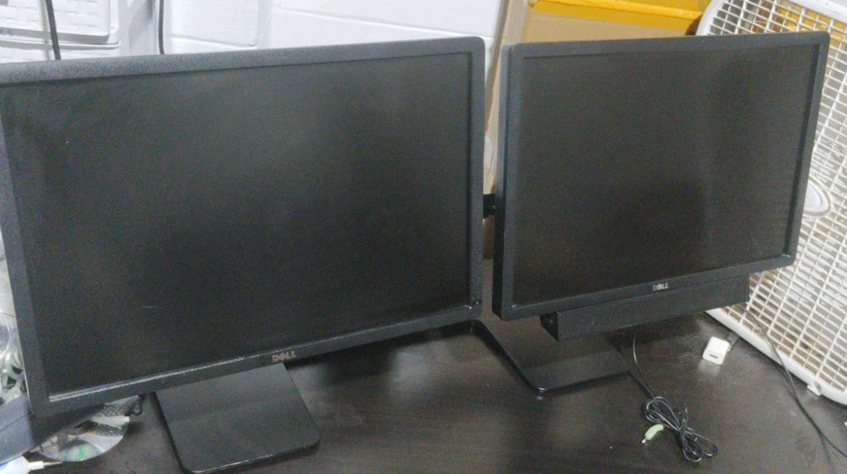 Set Of Two Dell P2213t 22" LCD Widescreen LED Backlit Monitors 1680x1050 