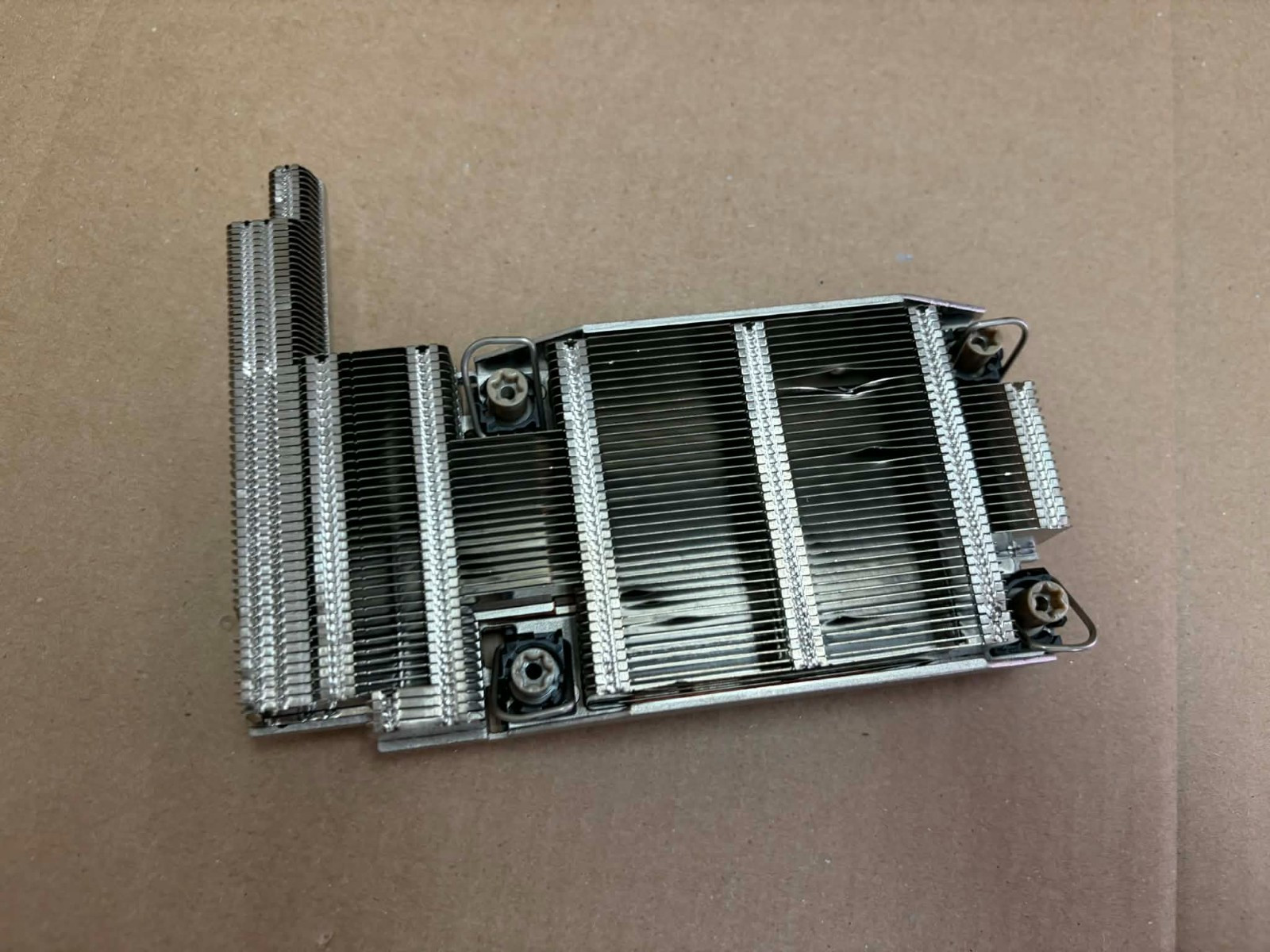 Heatsink Dell High Performance W/ Bracket 1U L-Type - Screw Down - J8C66 C