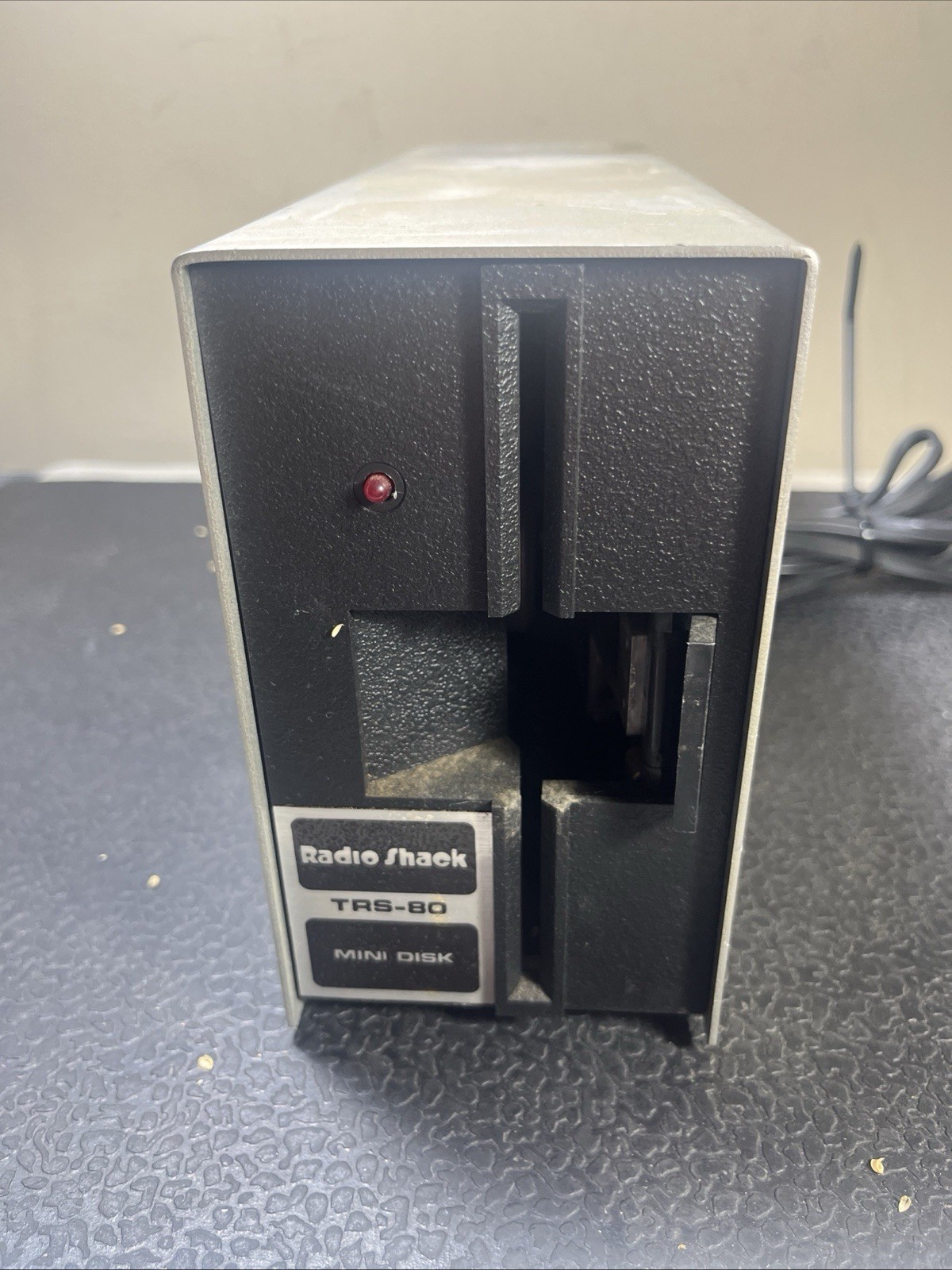 Vintage RadioShack TRS-80  Mini Disk -Hear movement on . Power light not on.