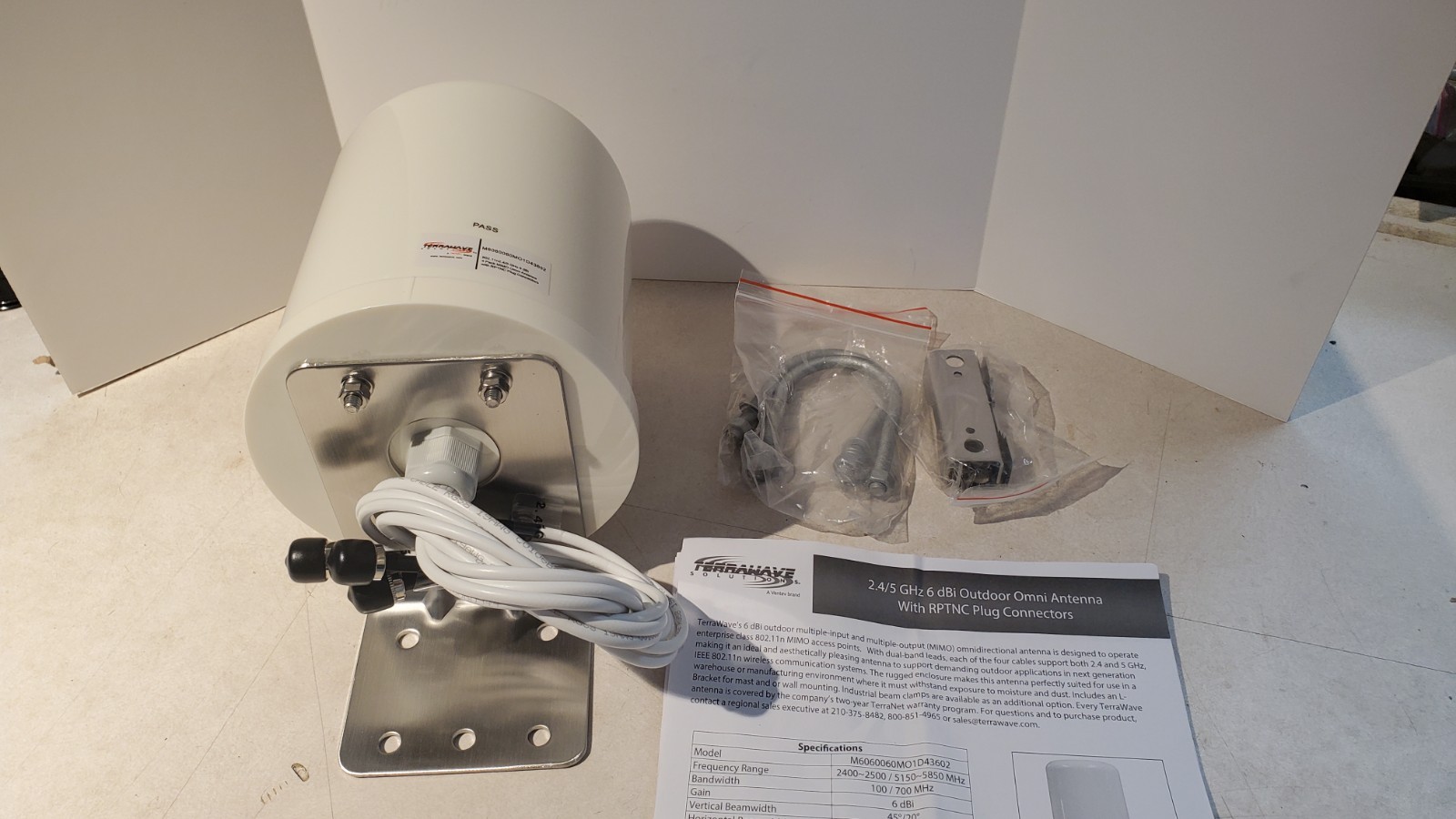 TERRAWAVE 2.4/5GHz 6 dBi outdoor MIMO Omni  Model #M6060060MO1D43602