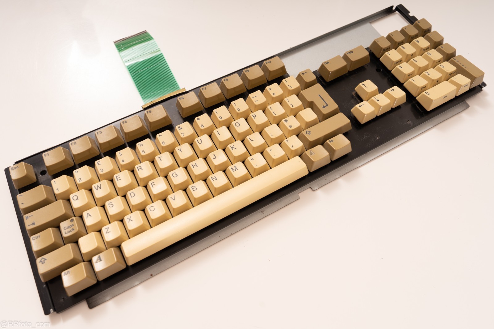 COMMODORE AMIGA 1200 KEYBOARD, UK ENGLISH Distribution - Yellowed