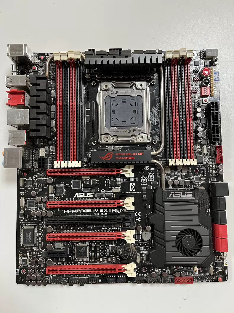 Asus RAMPAGE IV EXTREME ROG R4E Desktop Board, LGA 2011 Intel X79 Motherboard