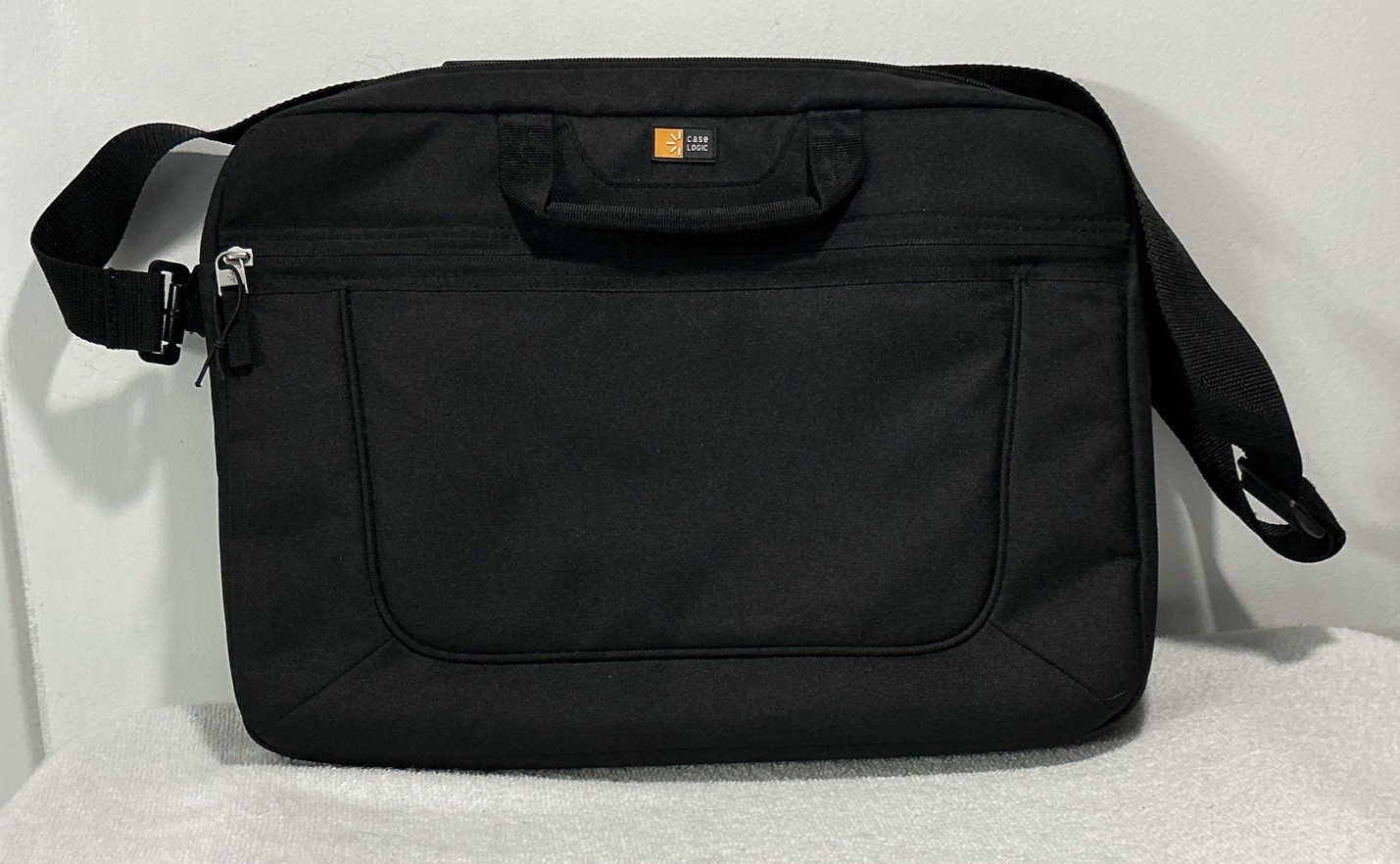 CASE LOGIC Laptop Computer Messenger Bag VNAI-215 15.6” Black Padded Zippers