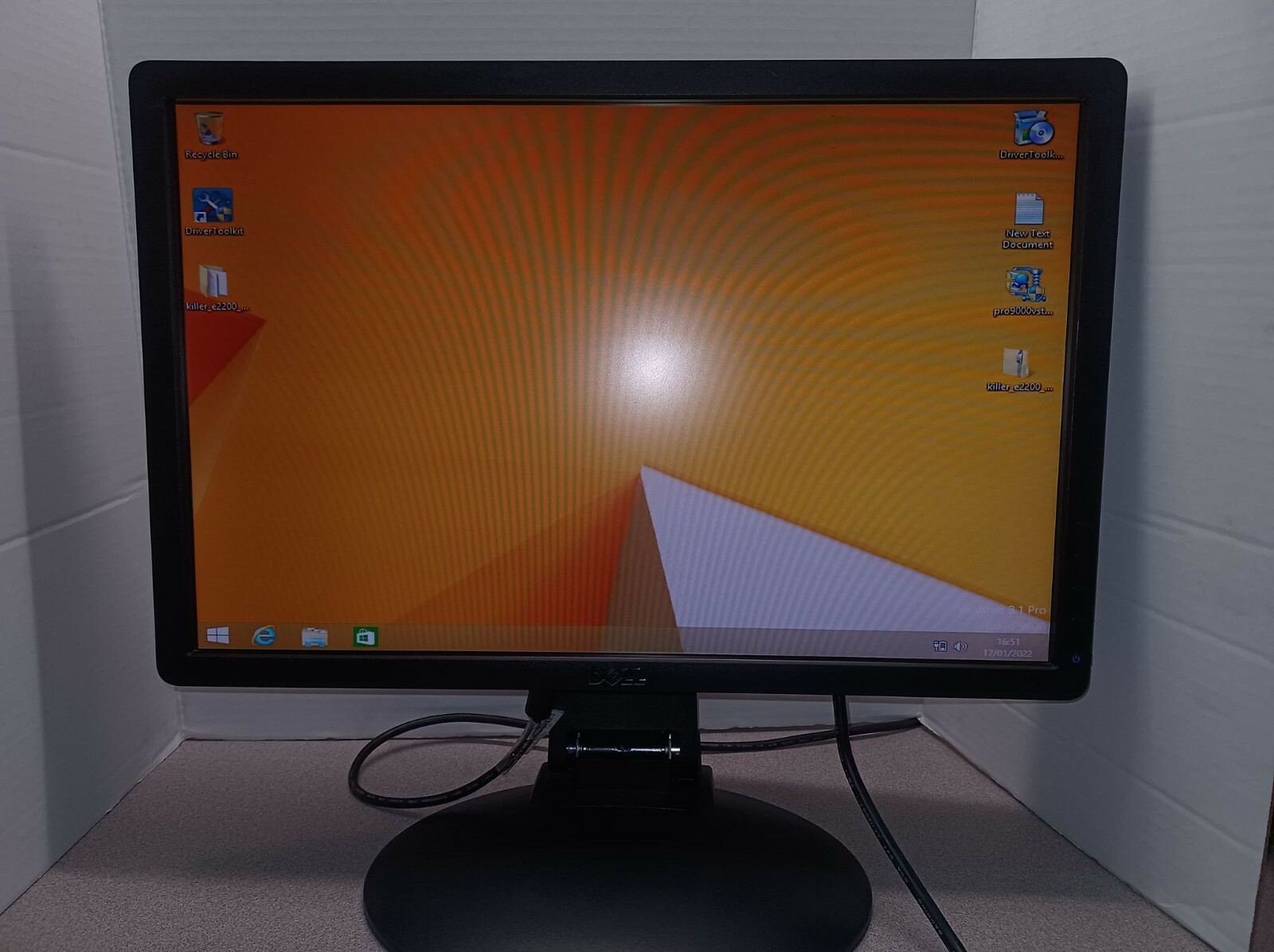Dell P1913T 19" Widescreen Flat Panel Display LCD Monitor, D-Sub DVI DisplayPort