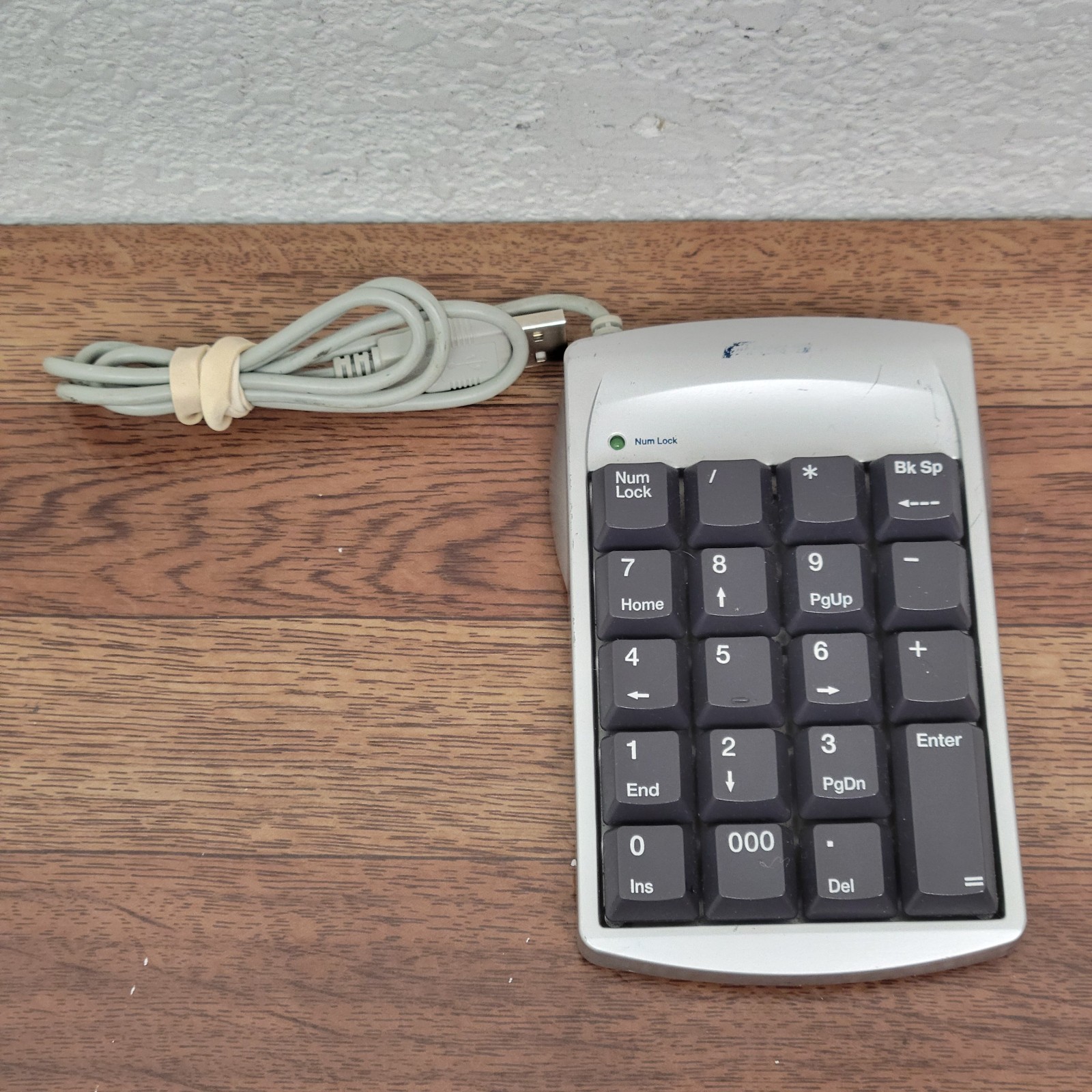 Targus PAUK10U Numeric 10-Key Number Keypad 2-Port USB Silver Pad Numlock WORKS
