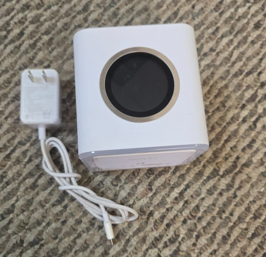 Ubiquiti AmpliFi HD AFi-R Dual-Band Wi-Fi Router with Adapter.