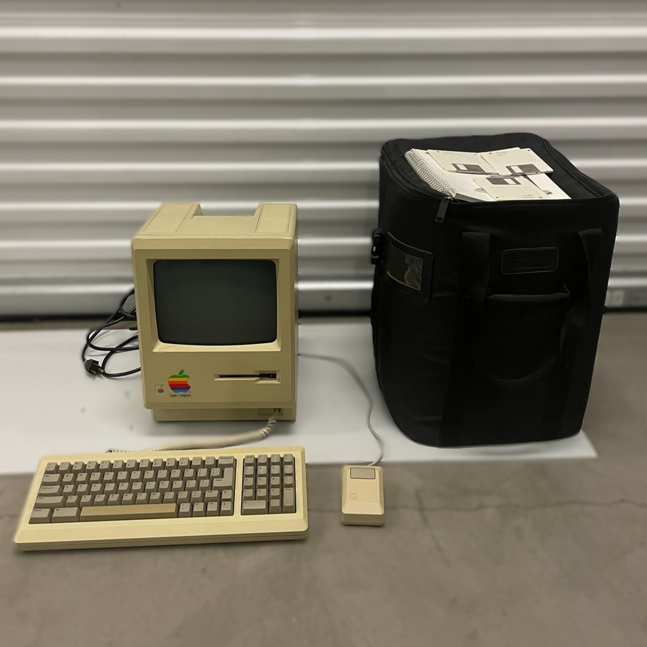 Apple Macintosh Plus 1MB M0001A Vintage Computer w/ Keyboard Mouse Targus Bag