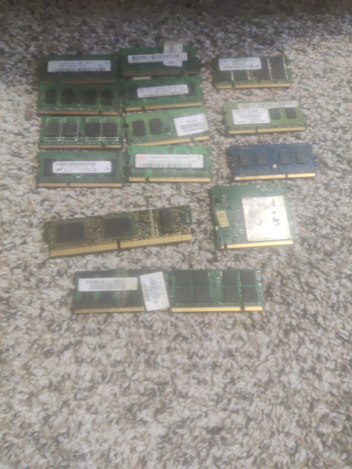 computer RAM, specifically DDR2 SDRAM modules for laptops