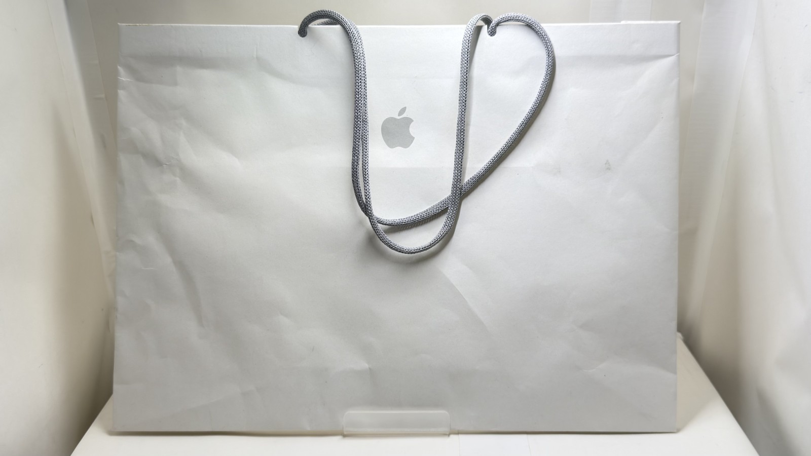 Genuine APPLE: Retail Bag 11-1/4"x15-3/4"x3"-Circular Knit Handle- w/Creasing