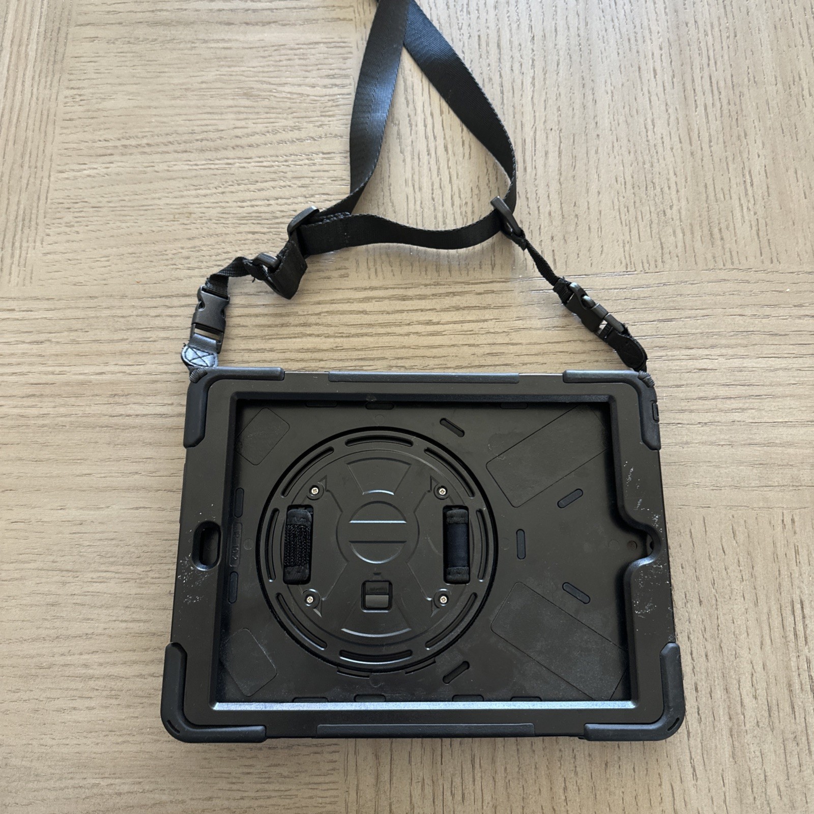 I Pad 10.2 Hand Hold Case And Strap In black