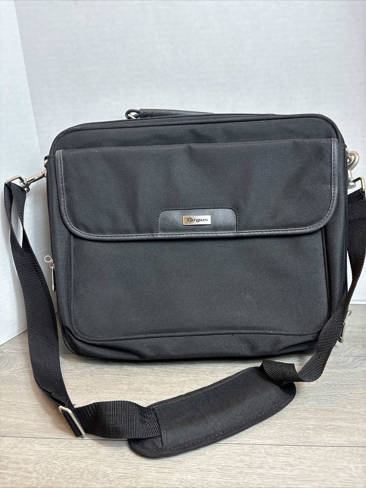 Targus 15” Laptop Bag Expandable Adjustable Straps Black With Pockets NEW