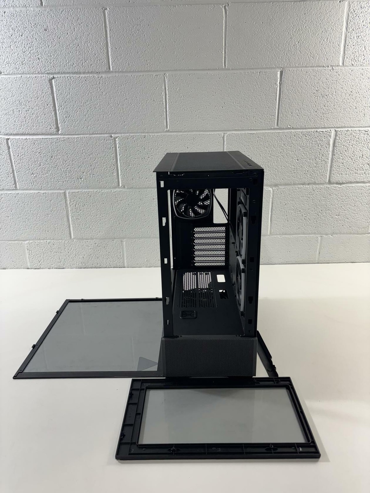 Montech Sky Two, Dual Tempered Glass, 4X PWM ARGB Fans Pre-Installed (Read)