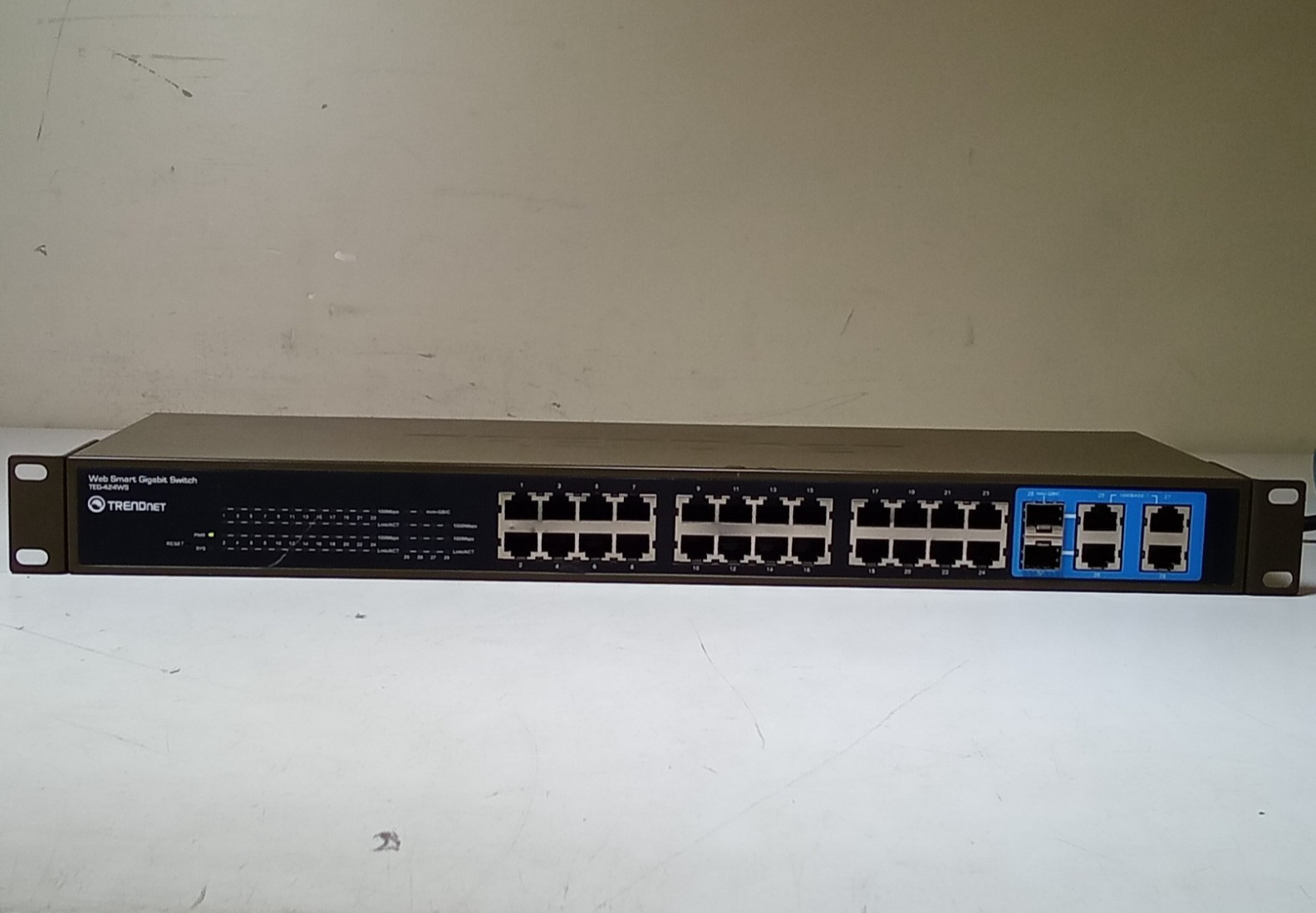 24-Port 10/100 Mbps Web Smart Switch TEG-424WS (Version v2.0R) Used Works