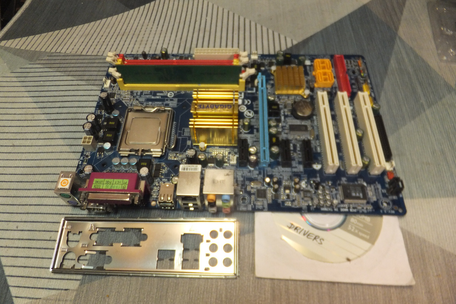 GIGABYTE GA-945PL-S3 REV:3.3  Intel 945P Motherboard +CPU 1.8GHz +RAM 1Gb +I/O