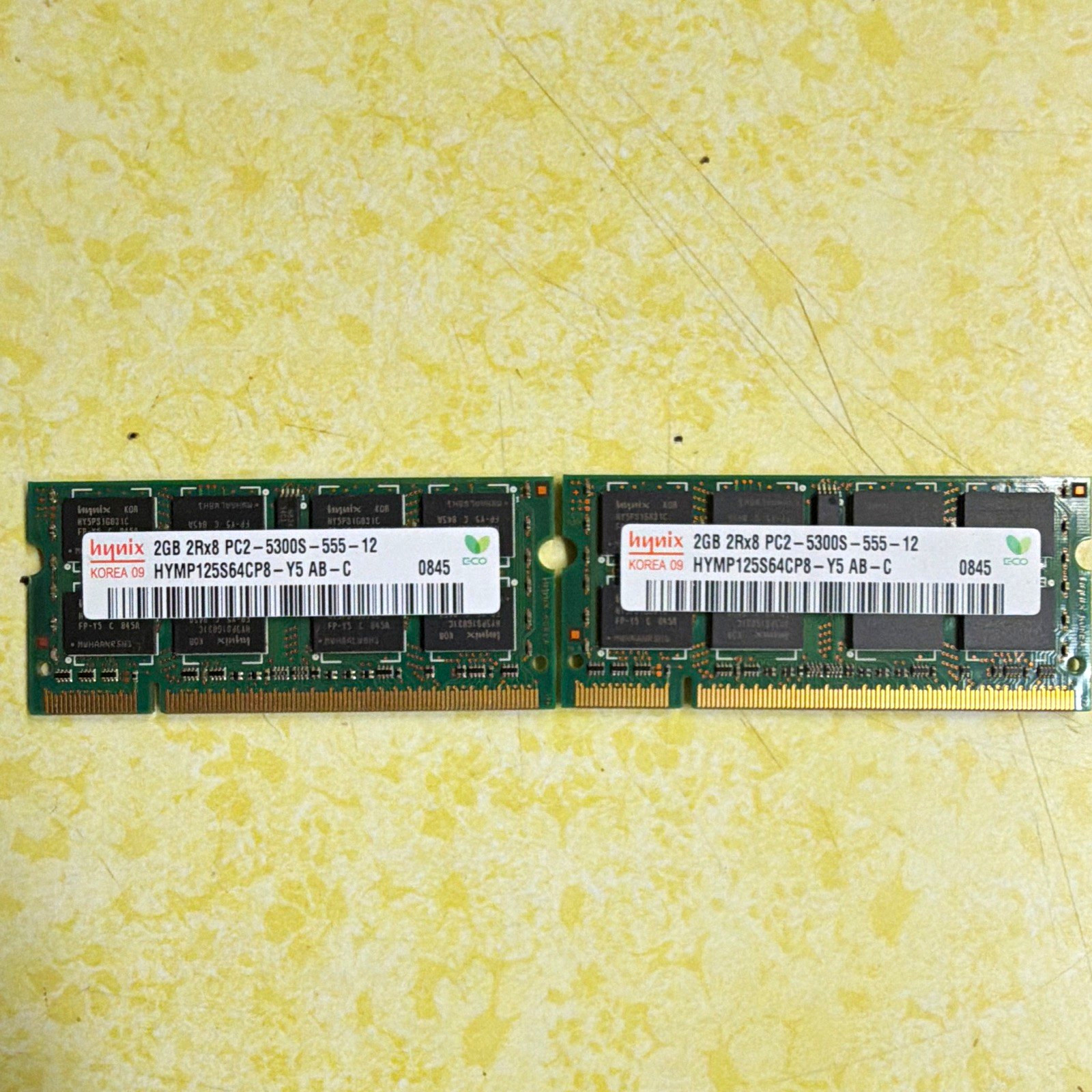 Hynix 4GB (2x2GB) DDR2 SO-DIMM PC2-5300S 200-Pin Unbuffered HYMP125S64CP8-Y5