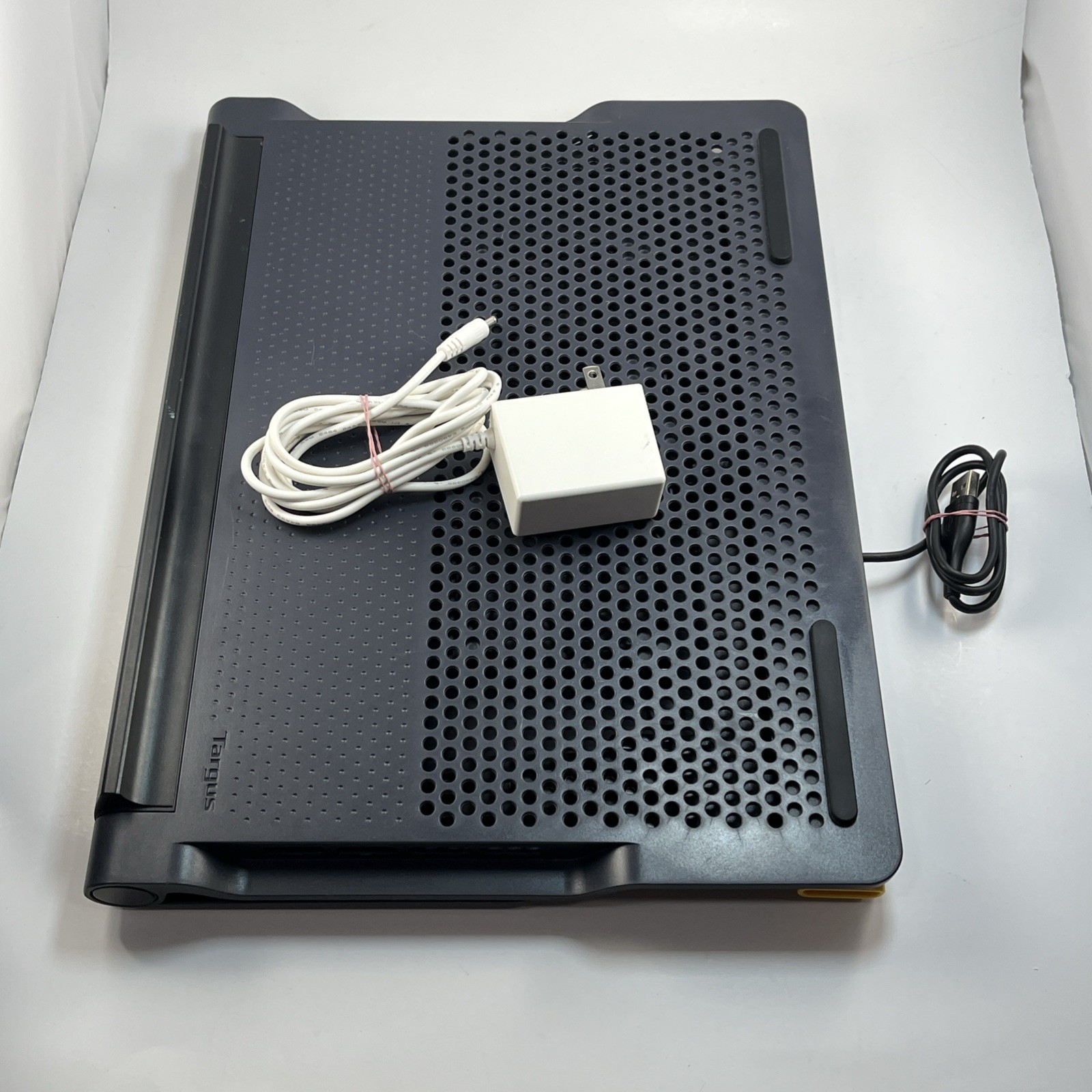 Targus AWE81US 4-Port USB Hub & Laptop Chill Mat