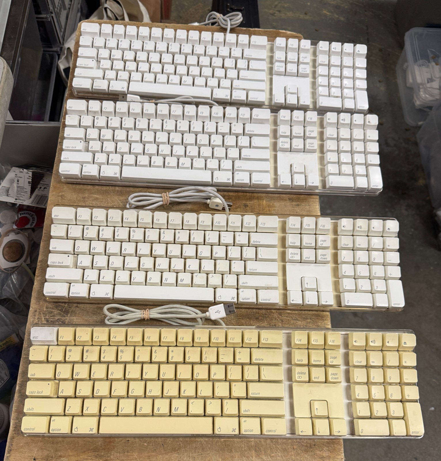 VINTAGE  White  Apple Keyboard Model Number: A1048 WORKING