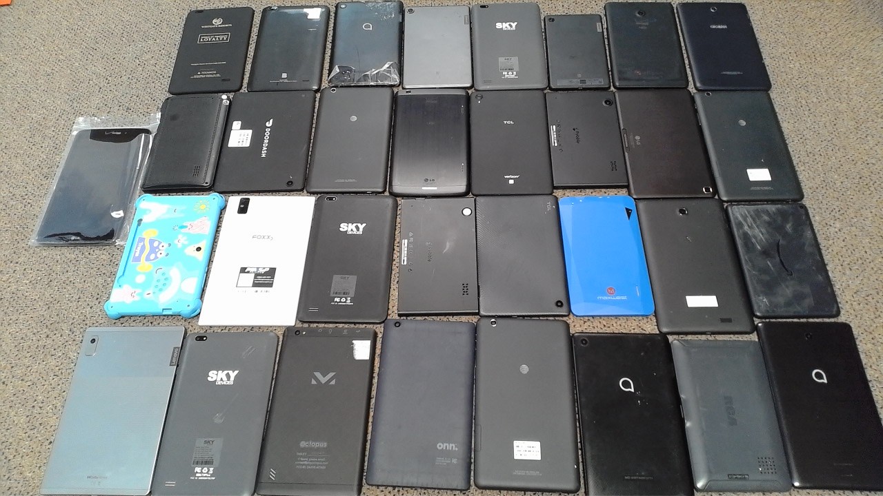 Lot of 33 Non-Working Mixed Brand 7" and 8" Tablets for Parts