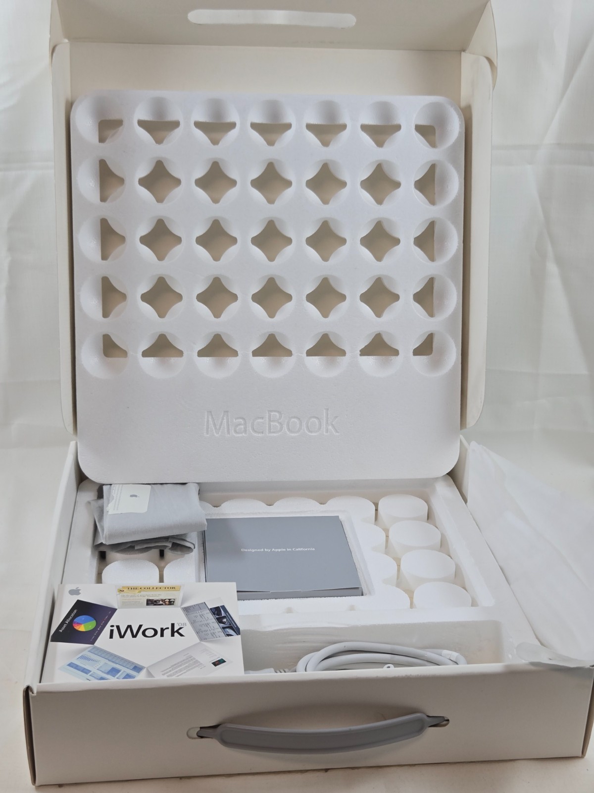 Apple MacBook MB403LL/a Intel Core Duo 13.3 Box Only & Apple iWork '08 *Read*