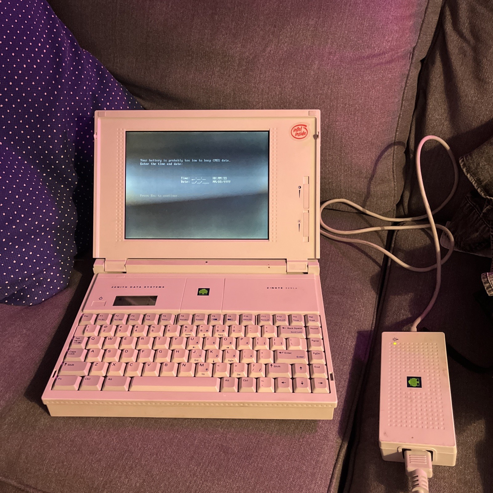 Vintage Zenith Data Laptop Z Note 325Lp, Intel 386 PC, Powers On, With Charger