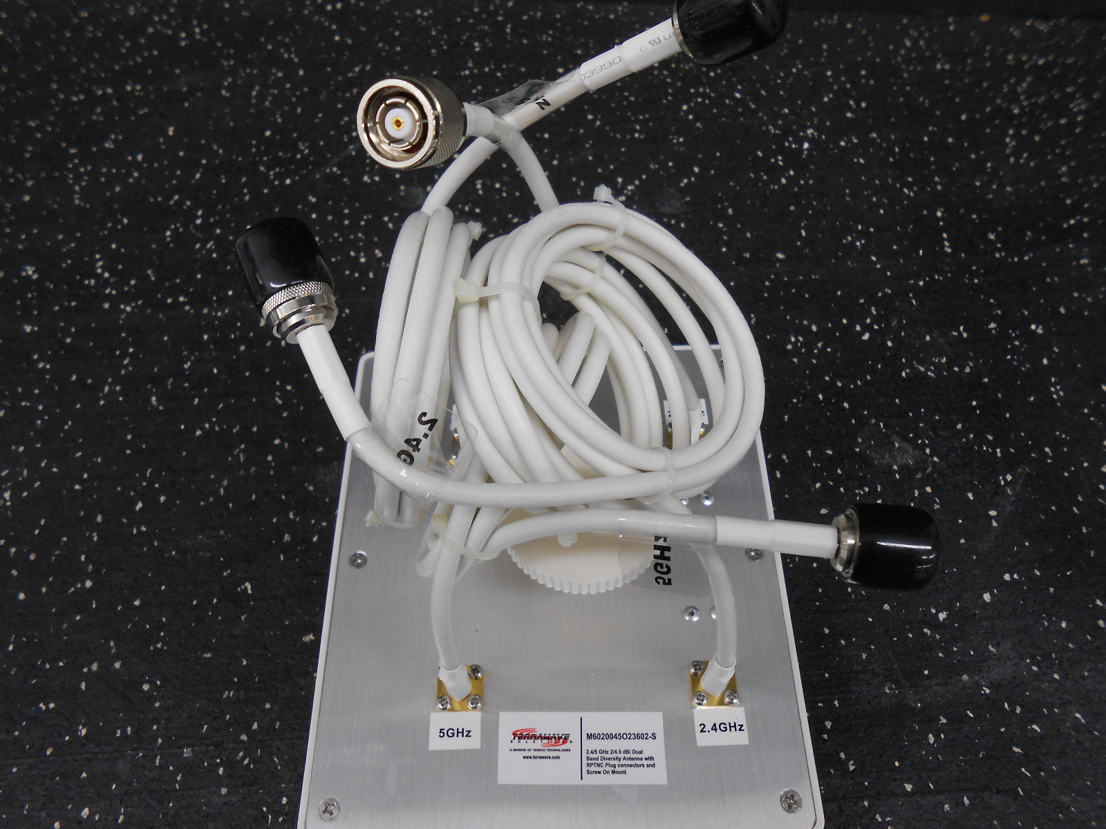 TERRAWAVE 2.4GHz 2dBi/5.1-5.85 GHz 4.5dBi 4 IN 1 OMNI ANTENNA M6020045023602S .