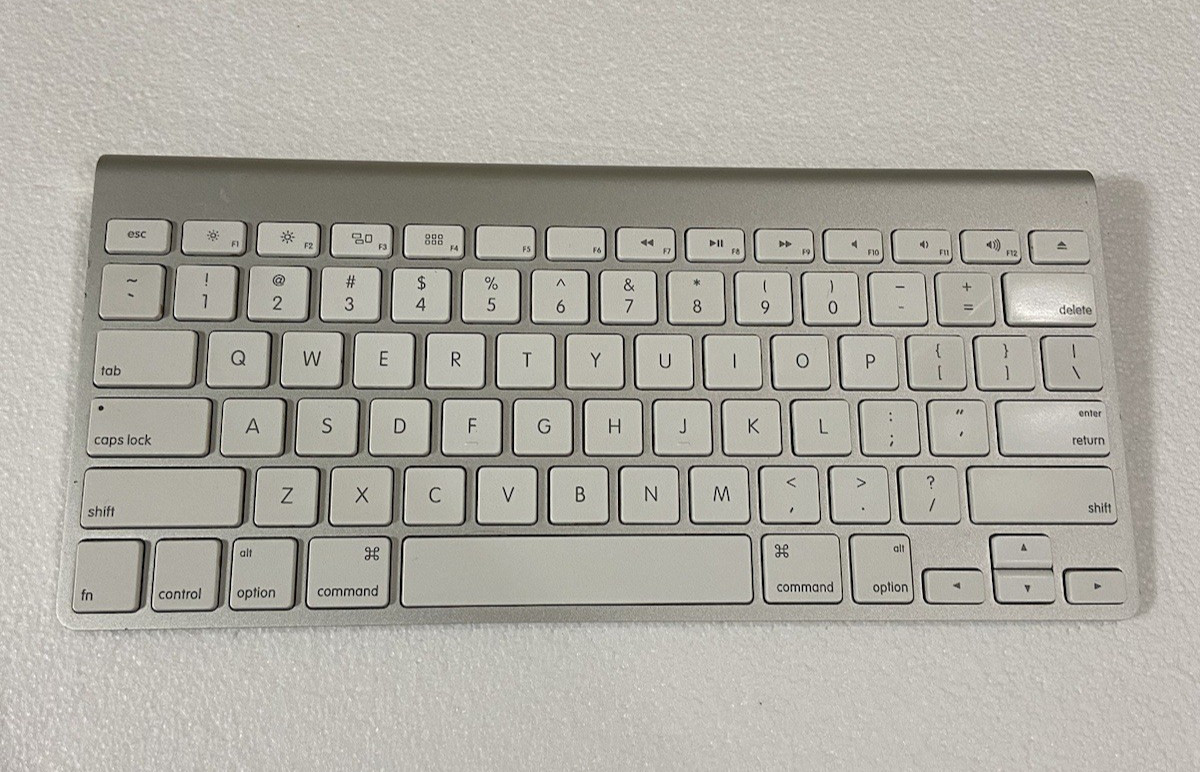Apple Wireless Keyboard A1314 w/ Launchpad Button – Tested - New Batteries
