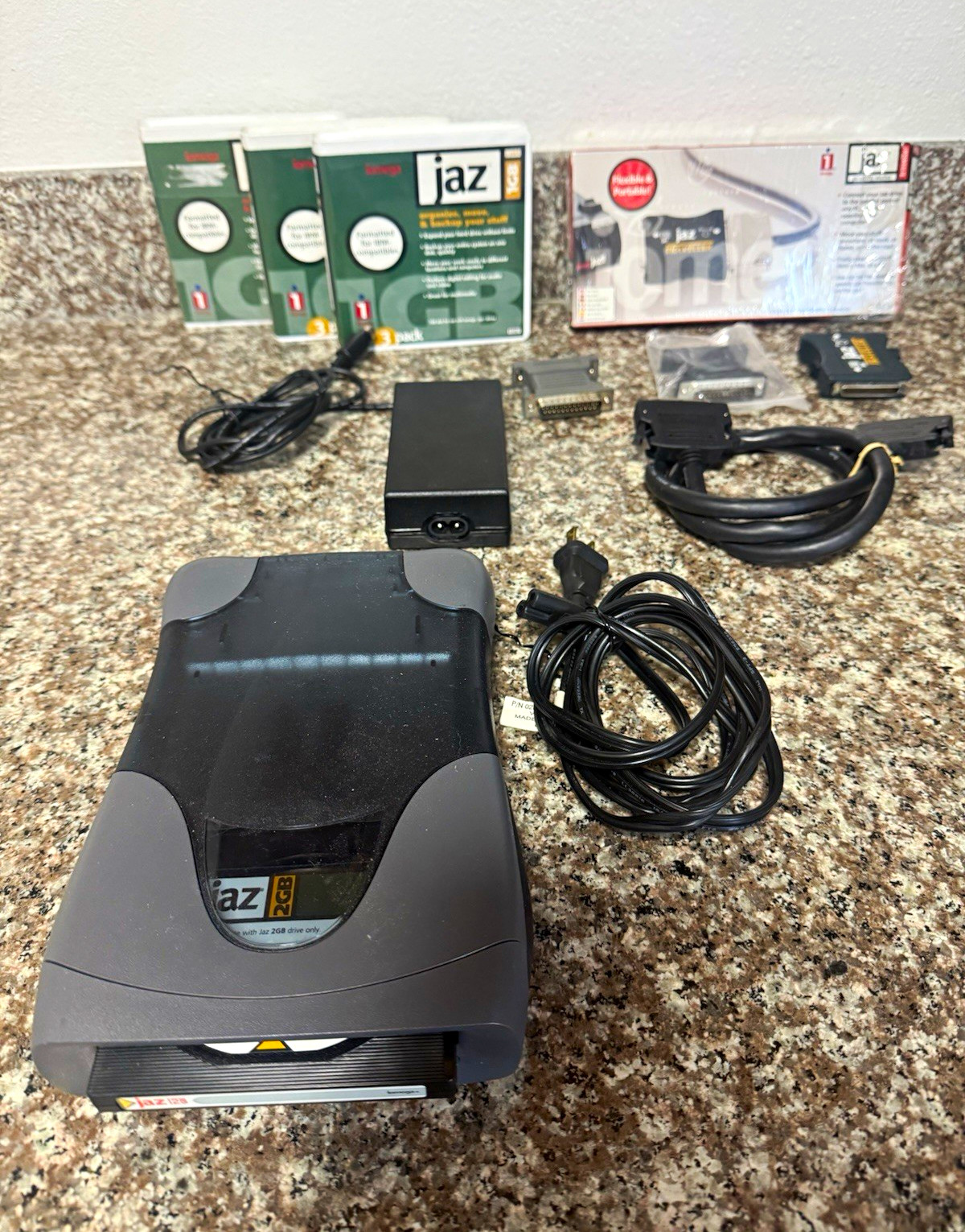Iomega Jaz 2GB External Removable Drive V2000S with Cables, Power Adapter, Disks