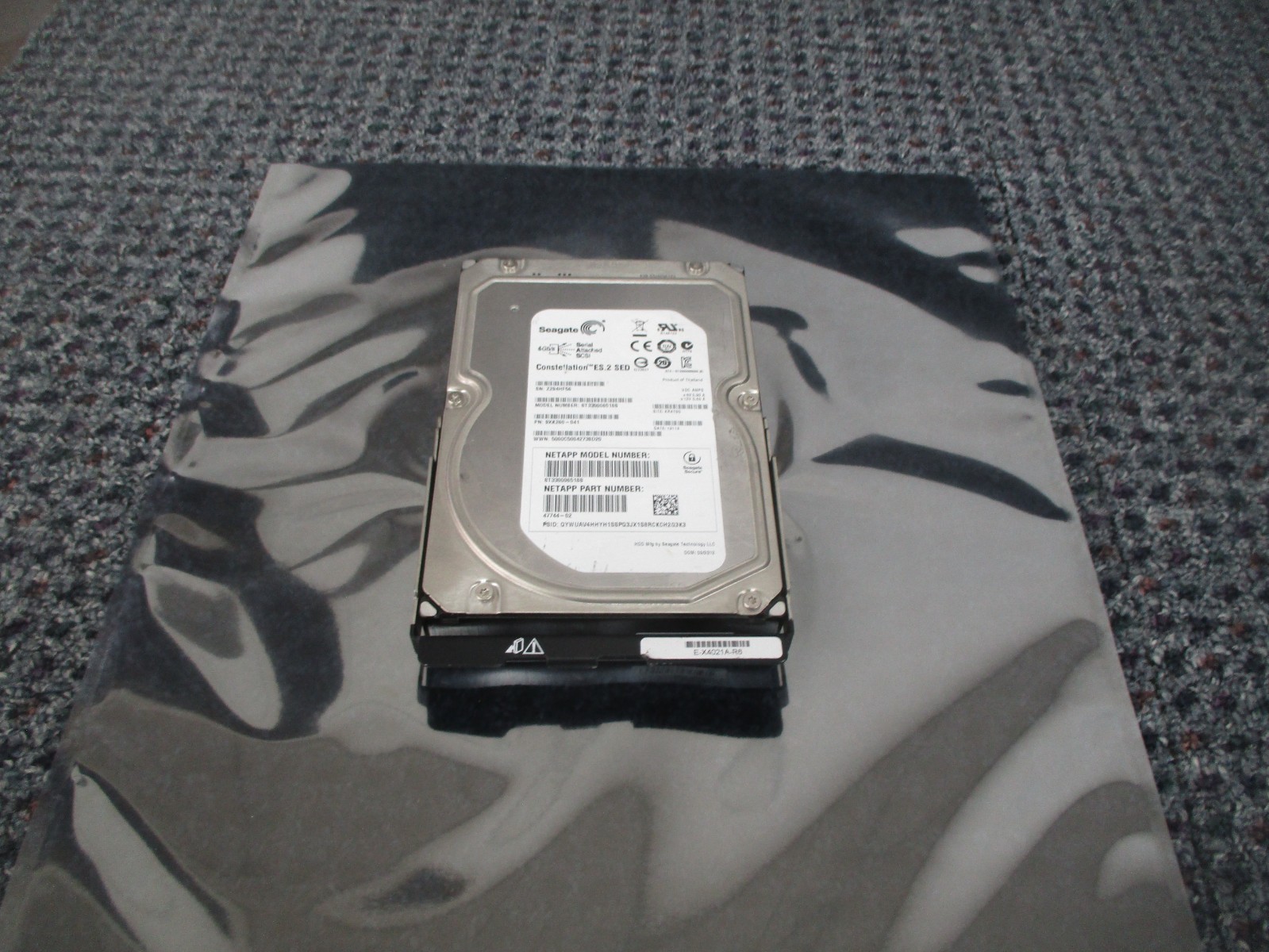 NetApp E-X4021A-R6 3TB NL-SAS 6G  7.2K LFF Hard drive ST33000651SS