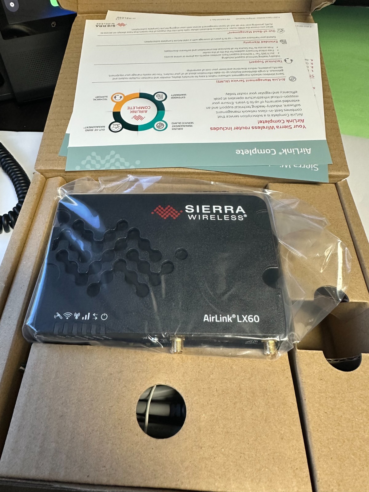 Sierra wireless AirLink LX60 Dual Gigabit Ethernet LTE Router Verizon DC Cable