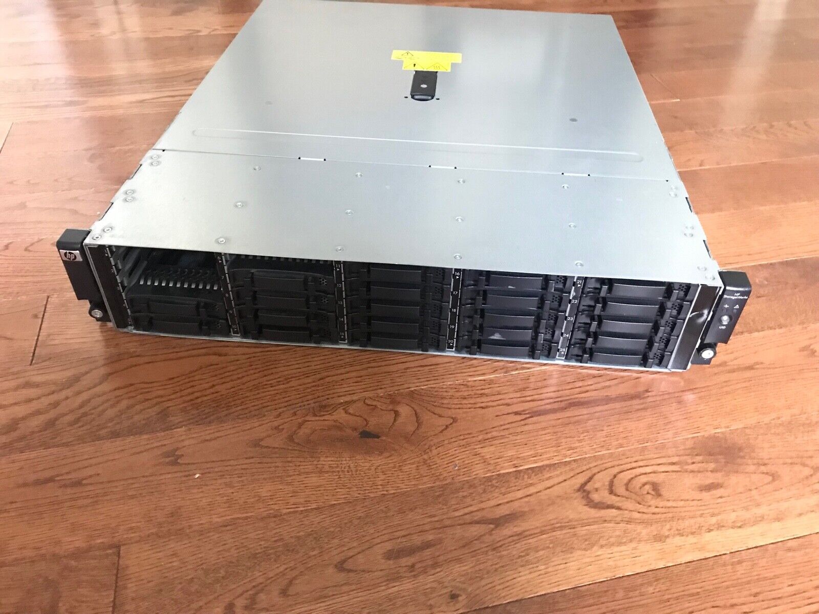 HP Storageworks D2700, 2x PSUs, 2x Controllers, 21x Blank Trays, Mounting Rails