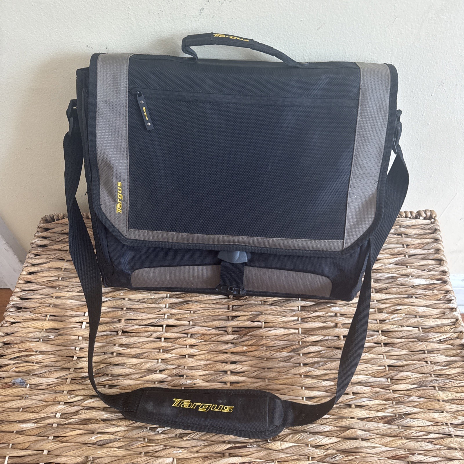 Targus  Messenger Bag Lots of Pocket Sturdy Adjustable Interior  Quality