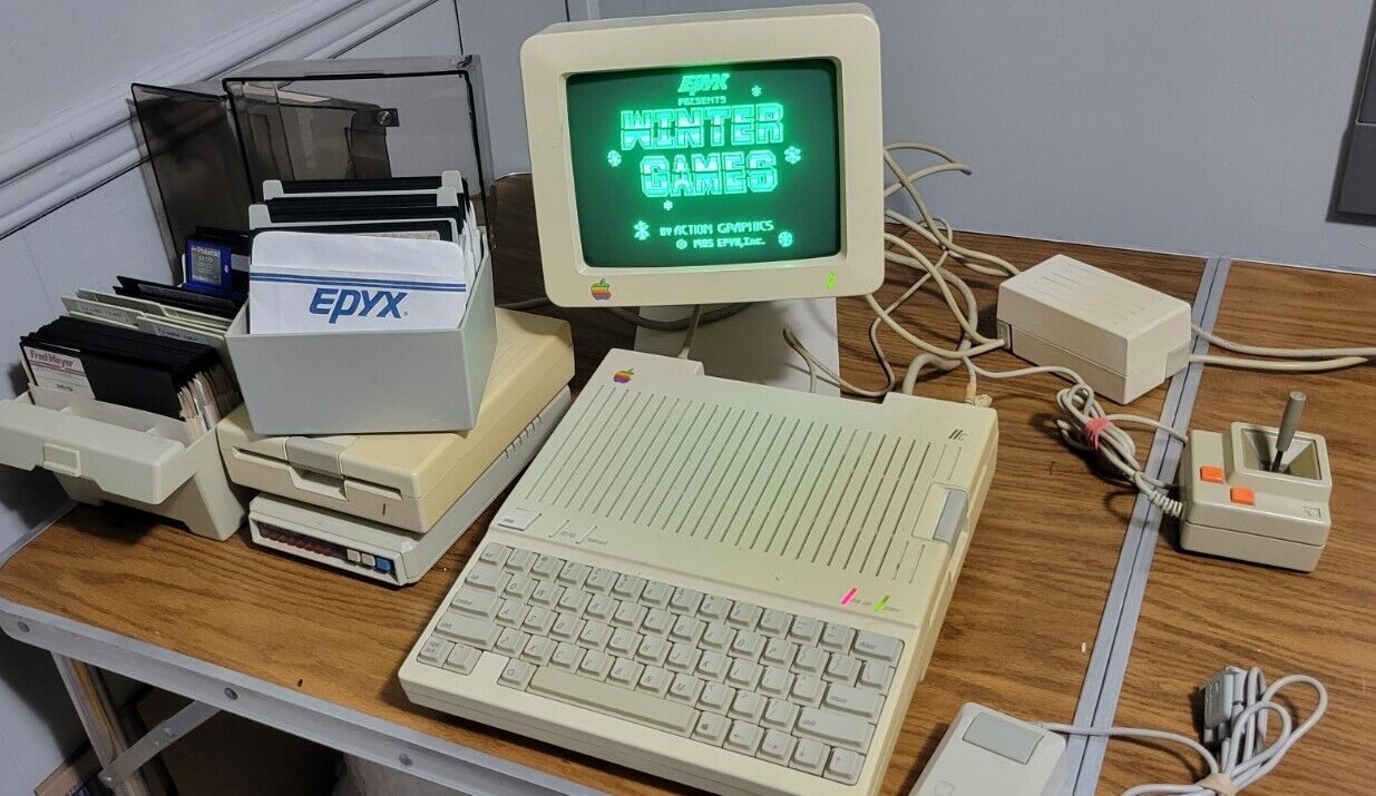 Apple IIc A2S4000 w/ Monitor A2M4090, Mouse, Joystick, tons of software