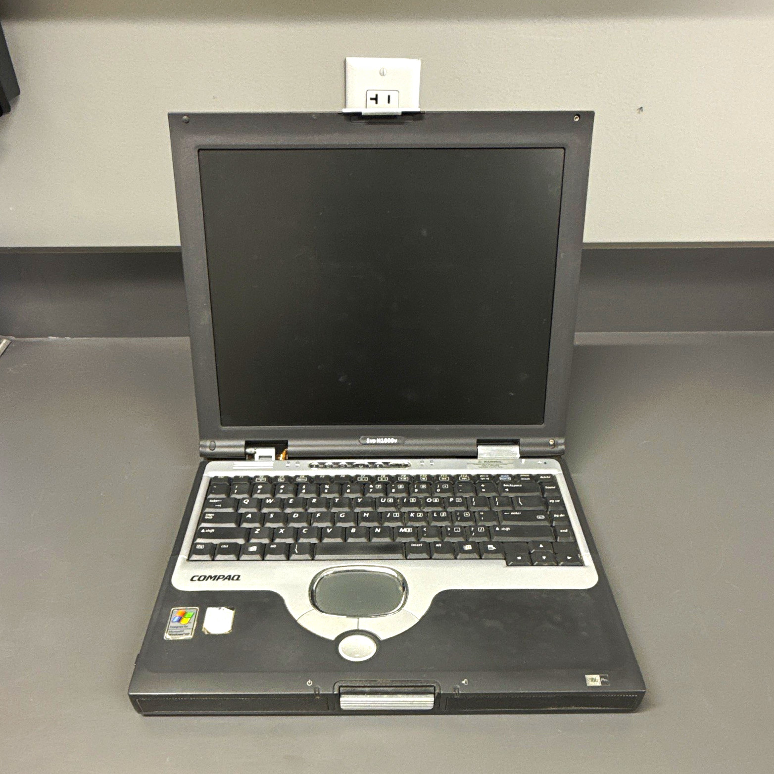 Compaq N1000V 14" Pentium 4 2.40GHz 256MB 20GB HDD XP Pro Optical