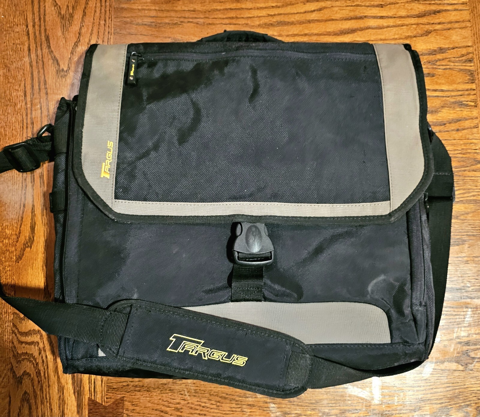 TARGUS CityGear 17" Laptop Notebook Messenger Bag Computer Travel Work Student 