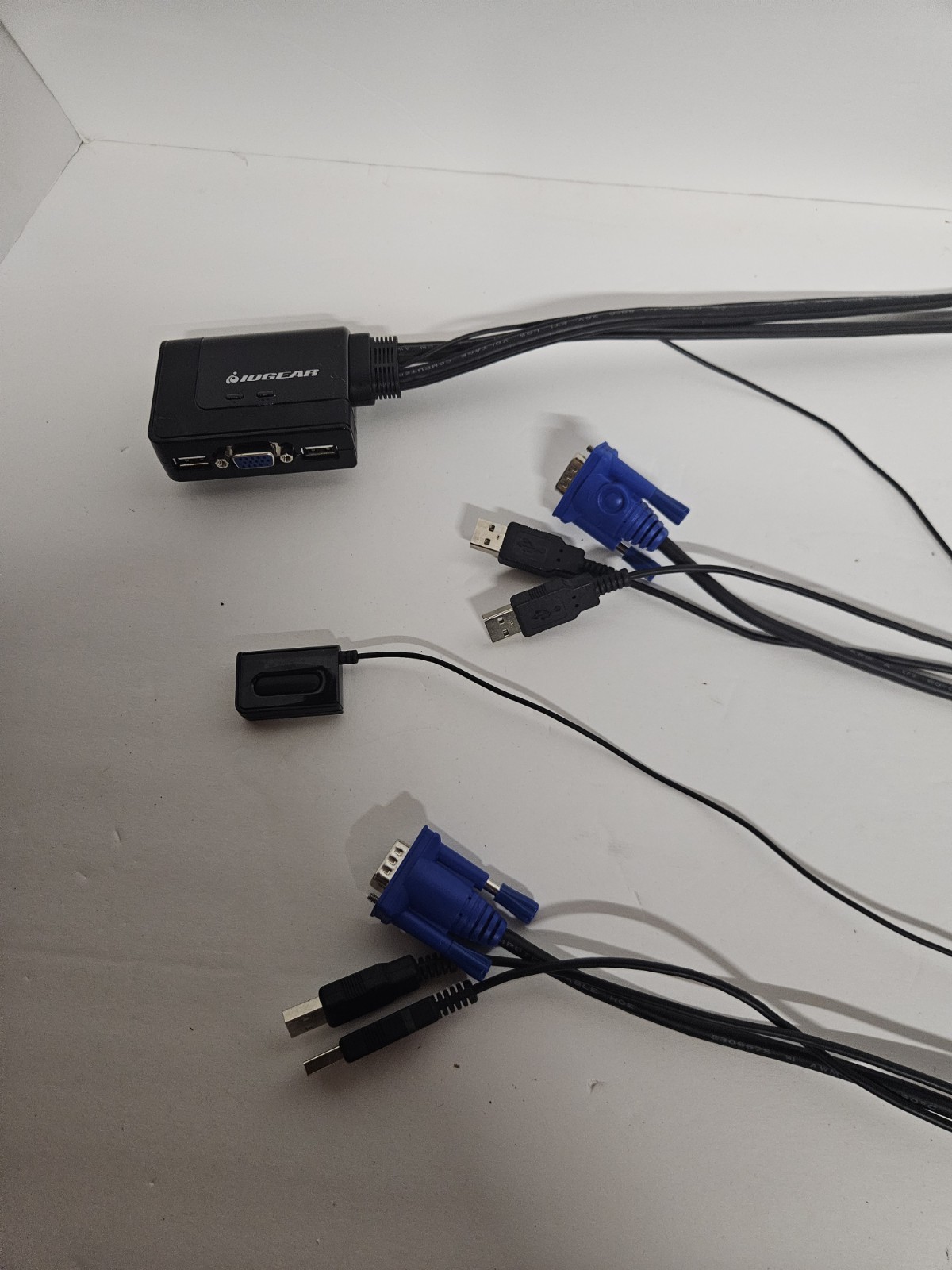 IOGEAR GCS22U 2-Port USB VGA KVM Switch Remote Switch 2048x1536 Tested Works
