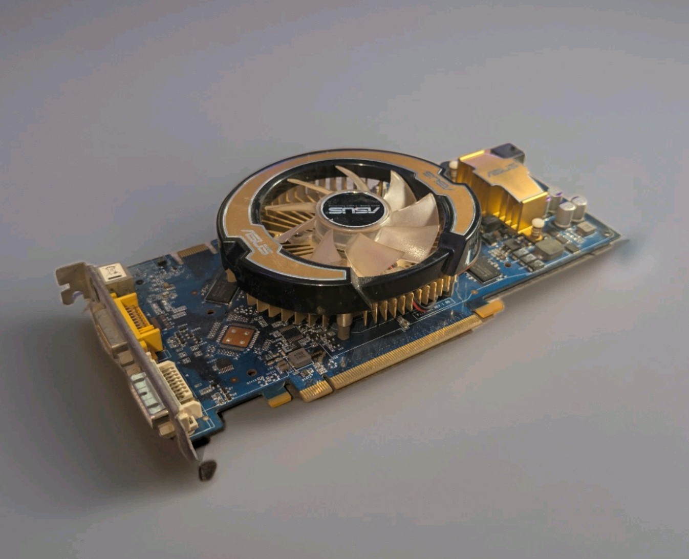ASUS GeForce 9600 GSO DirectX 10 EN9600GSO TOP/HTDP/384M 384MB 192-Bit GDDR3 PCI