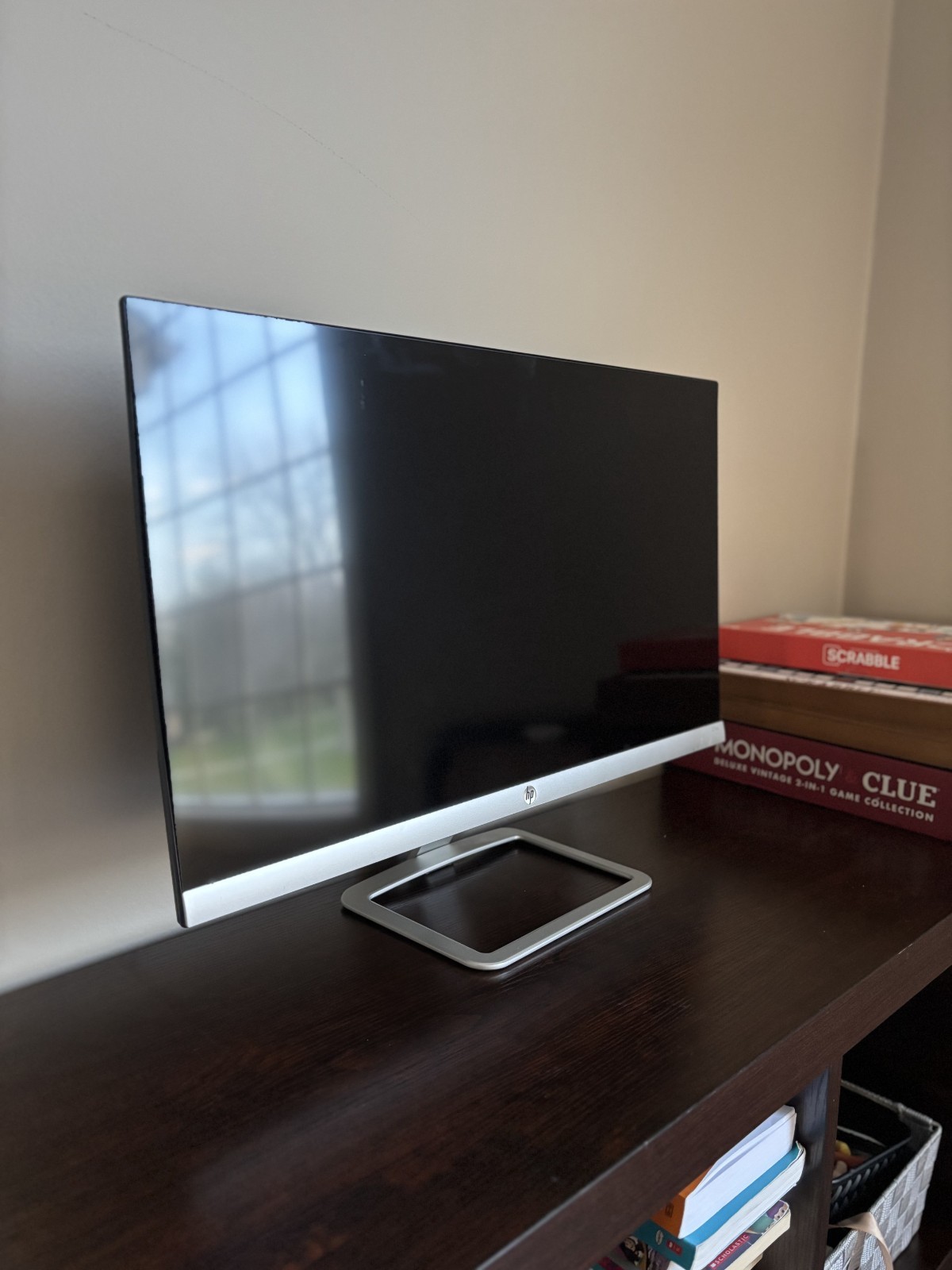 HP 27es 27" IPS LED Monitor (T3M86AA) – FOR PARTS / REPAIR – Cracked/Bent Screen