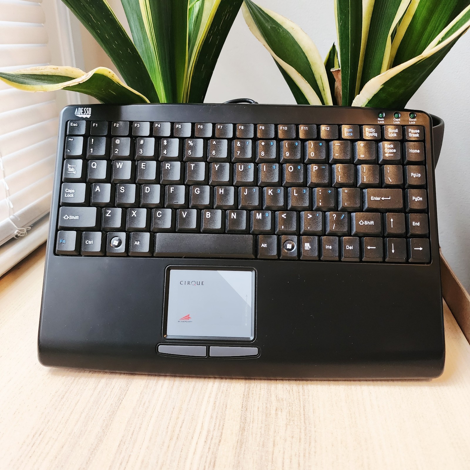 Adesso USB Mini Keyboard with Touchpad Adesso AKB-410UB SlimTouch - TESTED