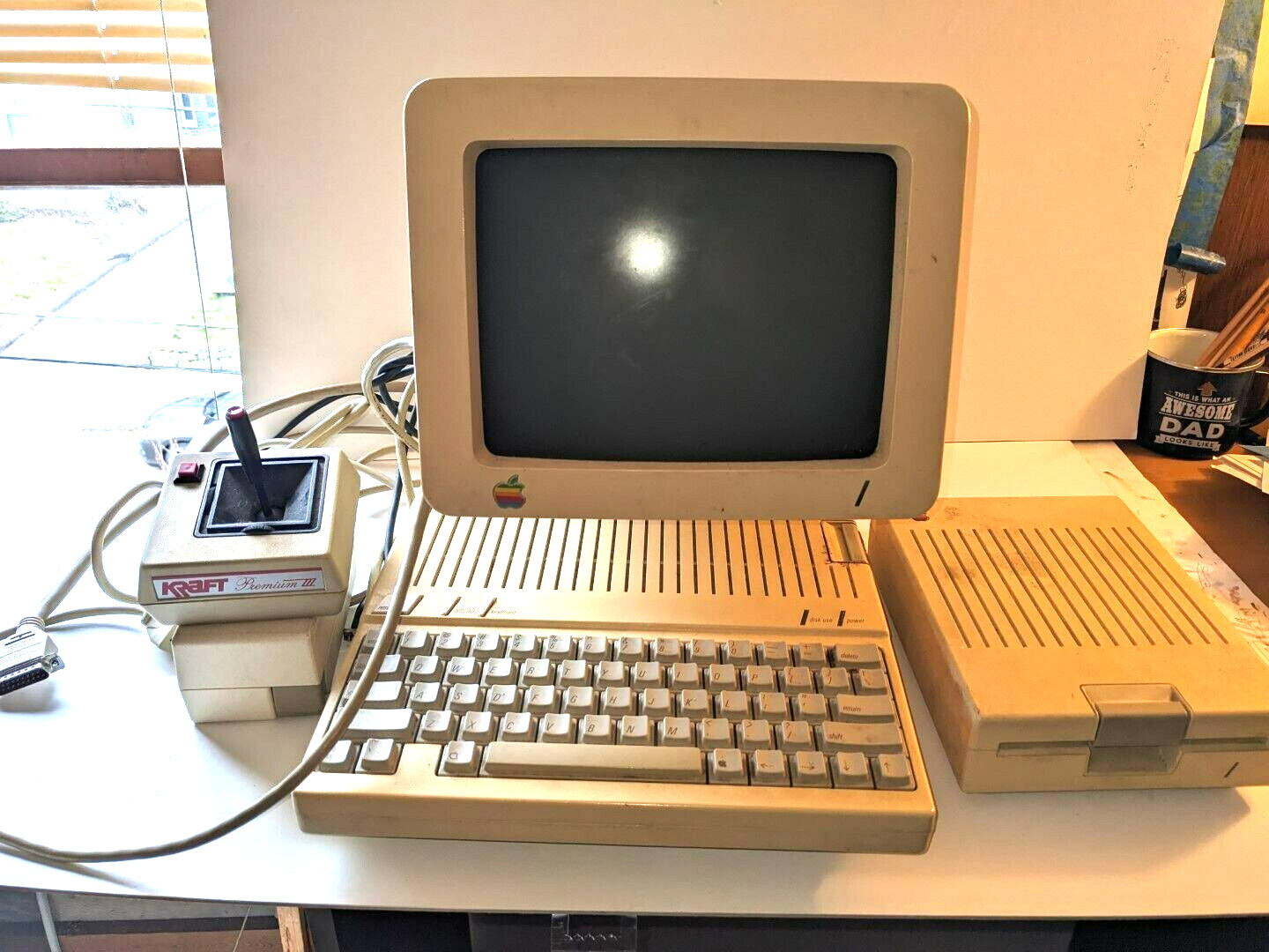 Apple IIC A2S4000 Computer w/monitor + stand + external mouse + disc reader