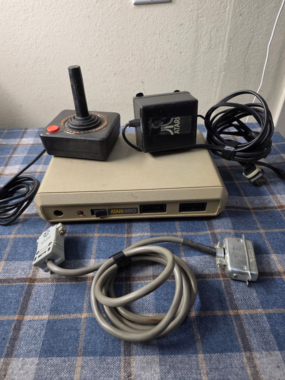 Atari 850 Computer Powers On Untested w Cables