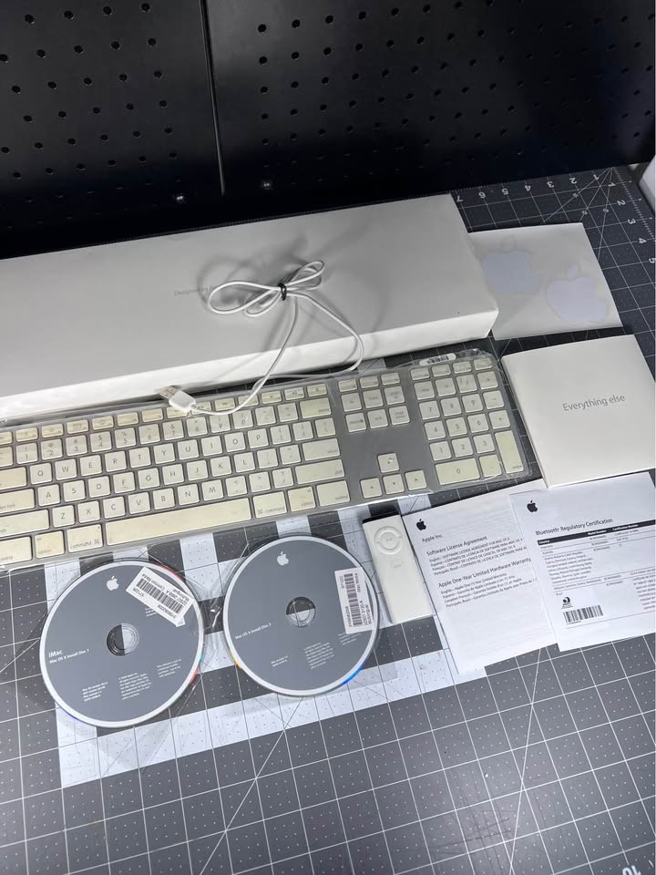 Factory Sealed Apple Keyboard A1255 + Apple Remote A1156 Complete OEM