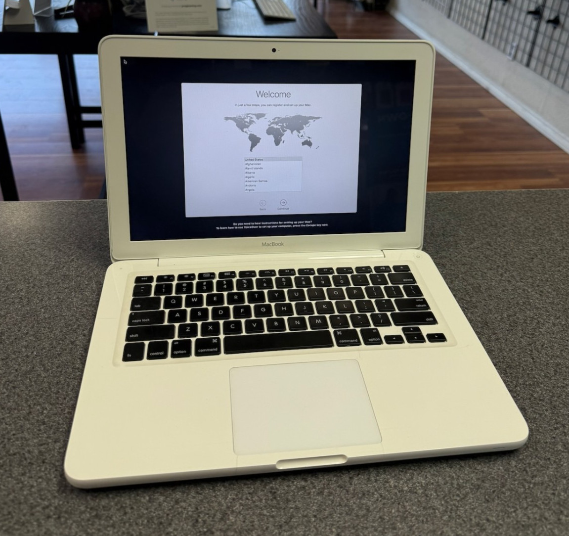 Apple Unibody 13” 2.4 GHz 4 GB RAM 500GB HD MacBook - Custom - Black Keys -10.13
