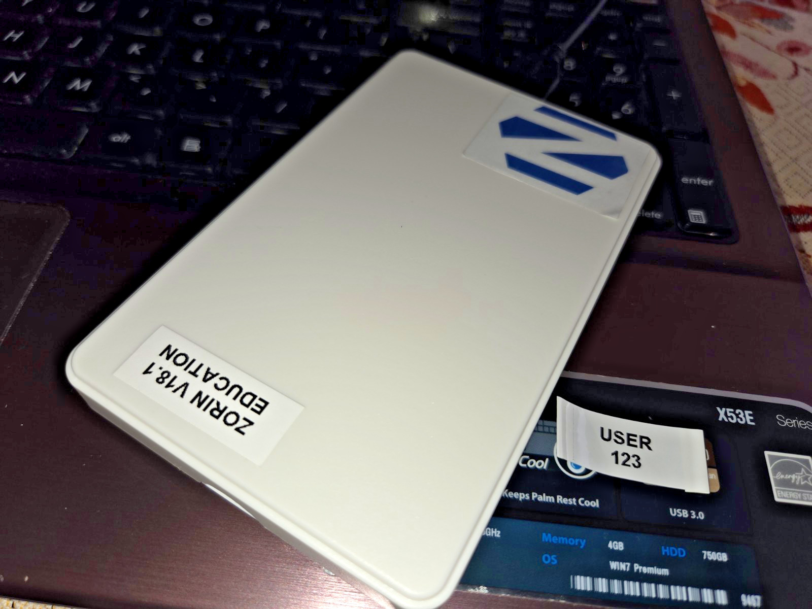 Linux Zorin OS 18.1 Education, White 64-bit Bootable USB SSD 128GB w Persistence